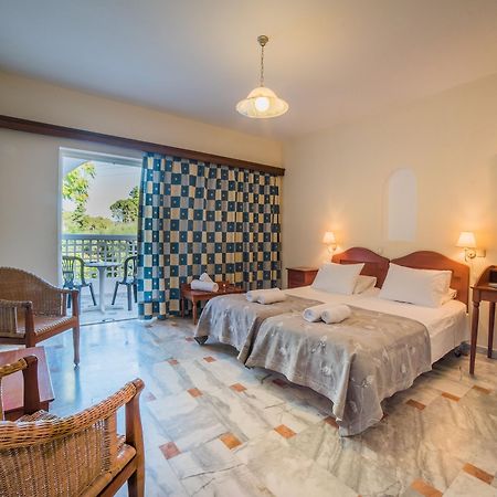 Ilaria Hotel Kalamákion Extérieur photo