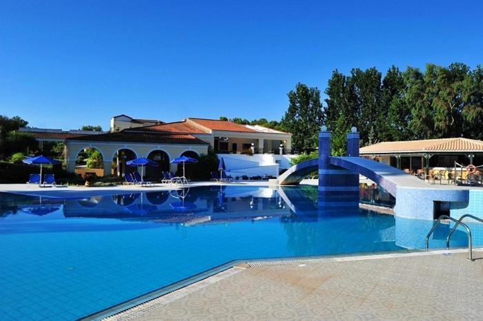Ilaria Hotel Kalamákion Extérieur photo