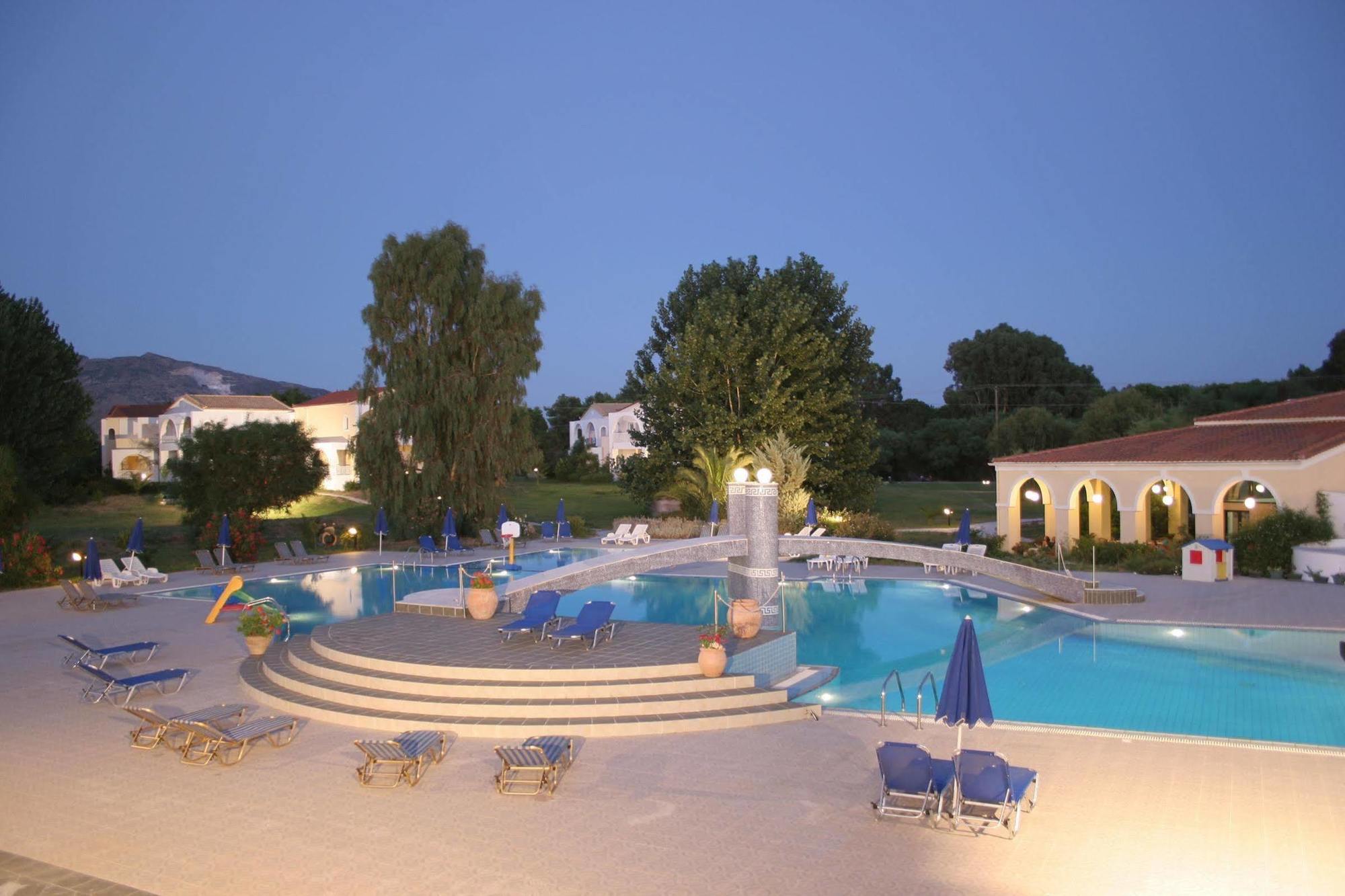 Ilaria Hotel Kalamákion Extérieur photo